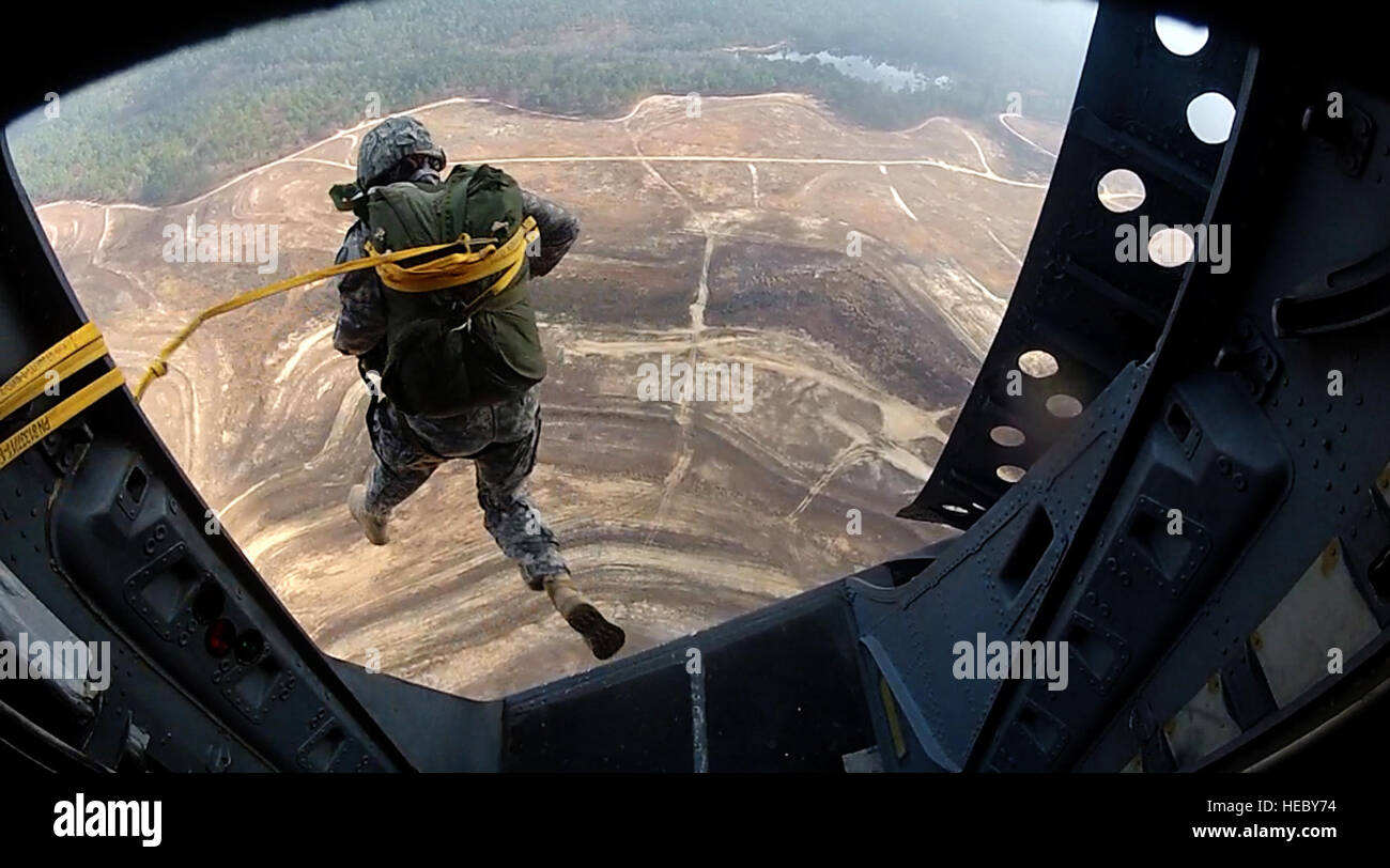 Static Line Jumpmaster Command Screening Checklist Paratroopers conduct static line hi-res stock photography and images ...