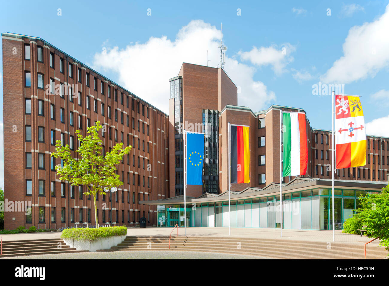Deutschland, NRW, Heinsberg, Kreishaus mit Fahnen Stock Photo