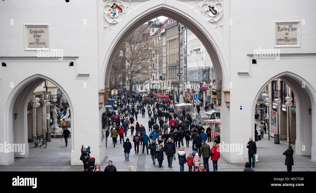 munich-germany-20th-dec-2016-pedestrians-in-a-shopping-area-in