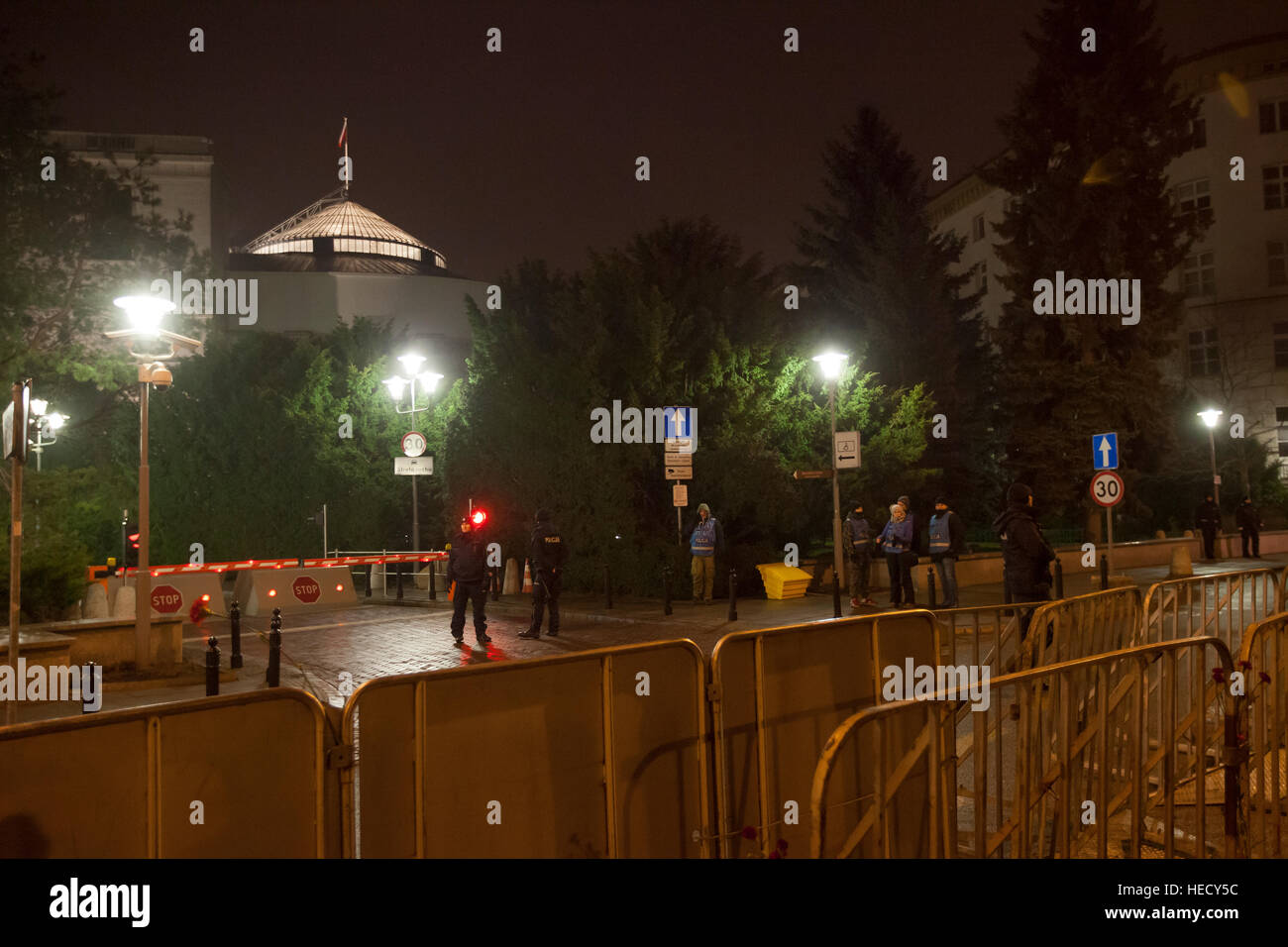 Warsaw, Poland. 20th Dec, 2016. Anti-riot fence barrier is raised by the police before the demonstration in the defend of democracy and the freedom of speech in front of the parliament in Warsaw, Poland on Dec 20, 2016. Credit: Marcin Jamkowski/Adventure Pictures/Alamy Live News Stock Photo