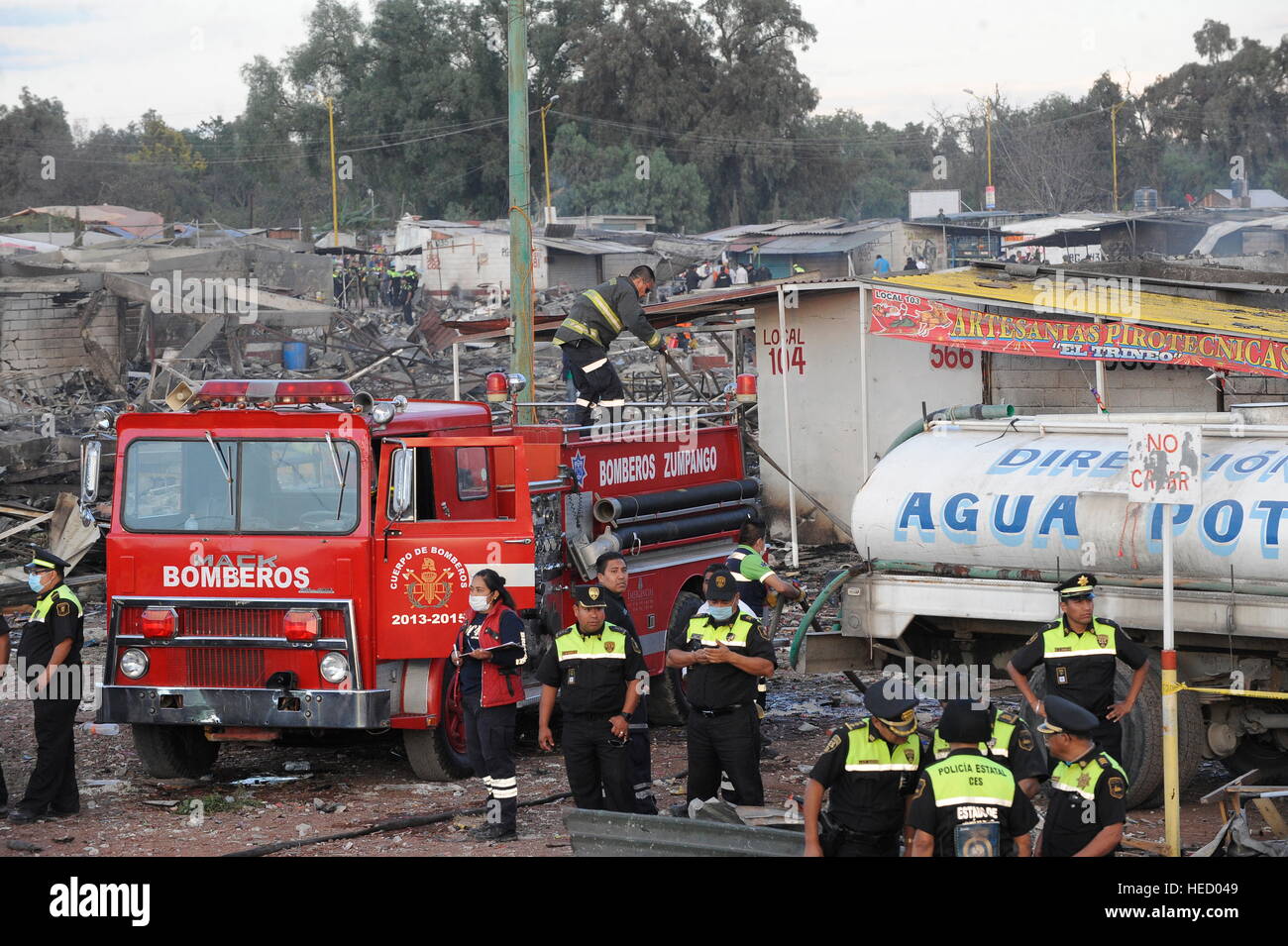 Tultepec, Mexico. 20th Dec, 2016. Rescuers work at the site of