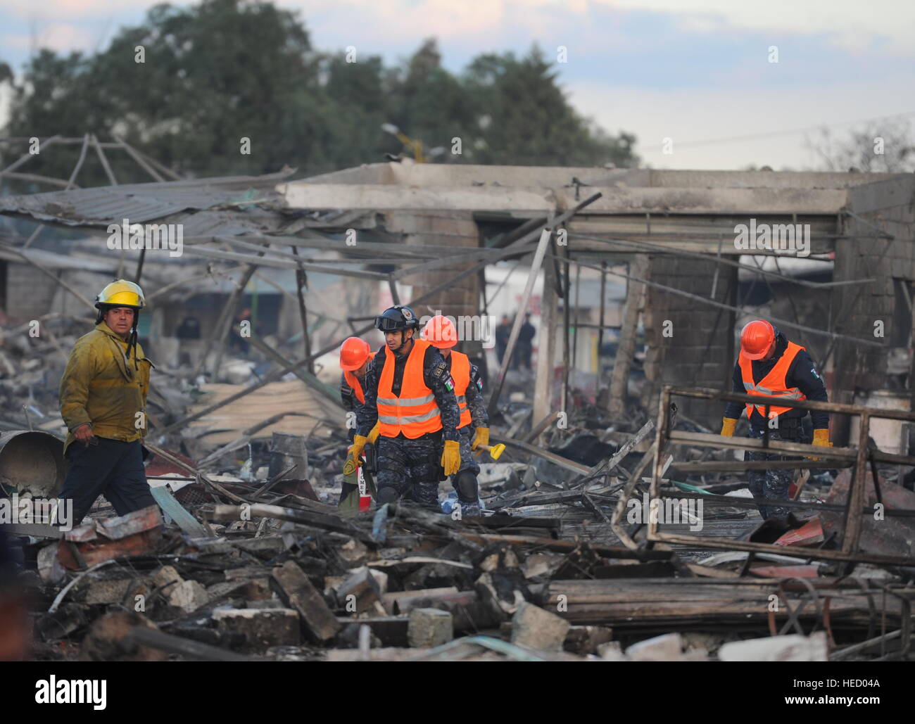 Tultepec, Mexico. 20th Dec, 2016. Rescuers work at the site of
