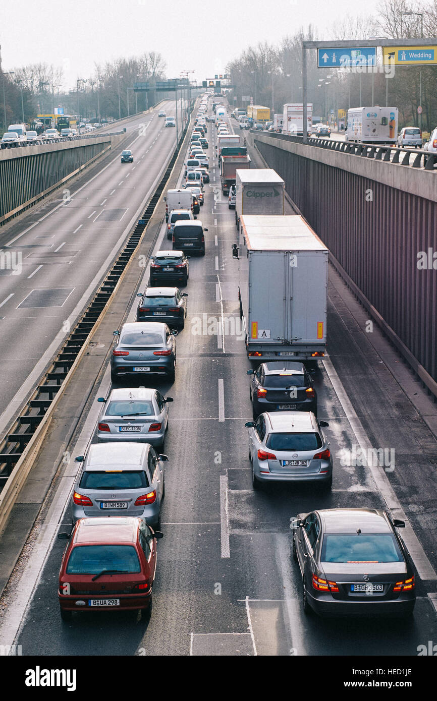 Berlin, Germany. 13th Dec, 2016. Cars jam on the Berlin city highway ...