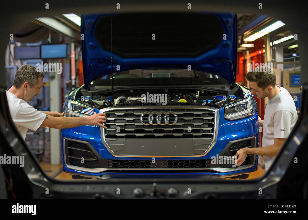 Trainee David Lubojanski 3rd Year Production Mechanic Attaching The Stock Photo Alamy