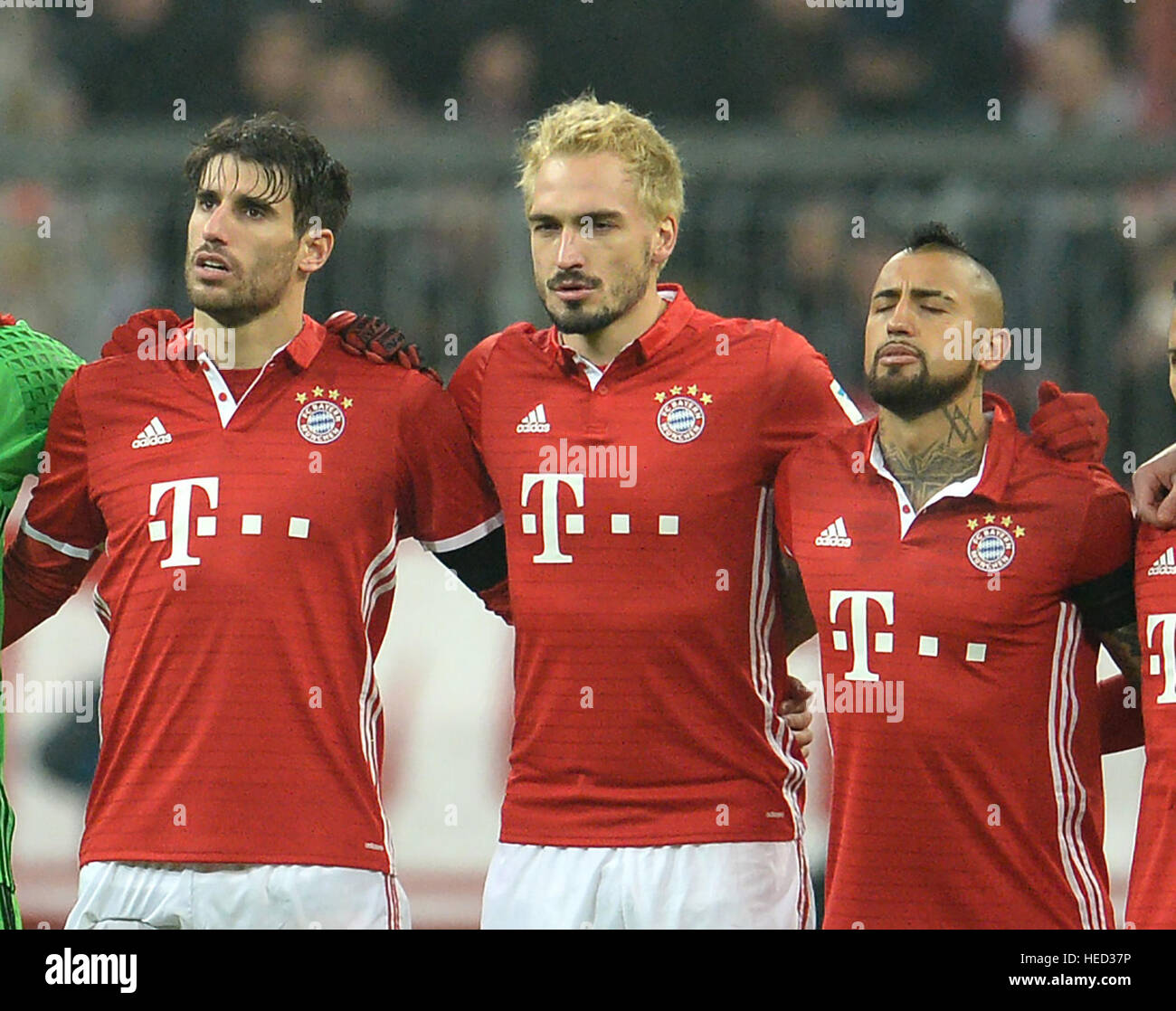 Munich, Germany. 21st Dec, 2016. Players from Munich (L-R) Javi Martinez, Mats Hummels, Arturo Vidal during a moment's silence for the victims of the Berlin terror attack at the German Bundesliga soccer match between Bayern Munich vs. RB Leipzig in the Allianz Arena in Munich, Germany, 21 December 2016. At least 12 people were killed and around 50 injured in the evening of 19 December 2016, when a truck was driven into a Christmas market. Credit: dpa picture alliance/Alamy Live News Stock Photo
