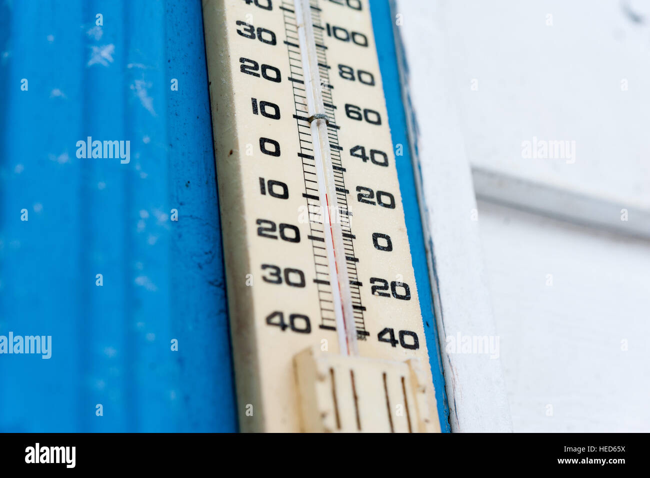 Outdoor mercury thermometer showing between minus nine and ten degrees  Celsius or fifteen degrees Fahrenheit Stock Photo - Alamy