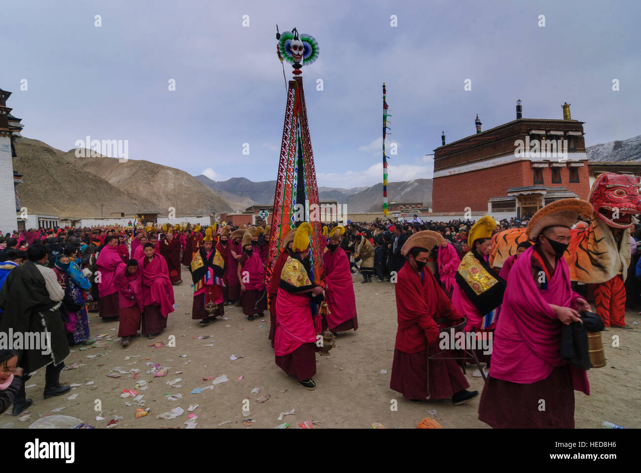 Xiahe: tibetan Monastery Labrang at the Monlam Festival; Cham dance (masquerade); Guardians secure the exile of the monks, Tibet, Gansu, China Stock Photo