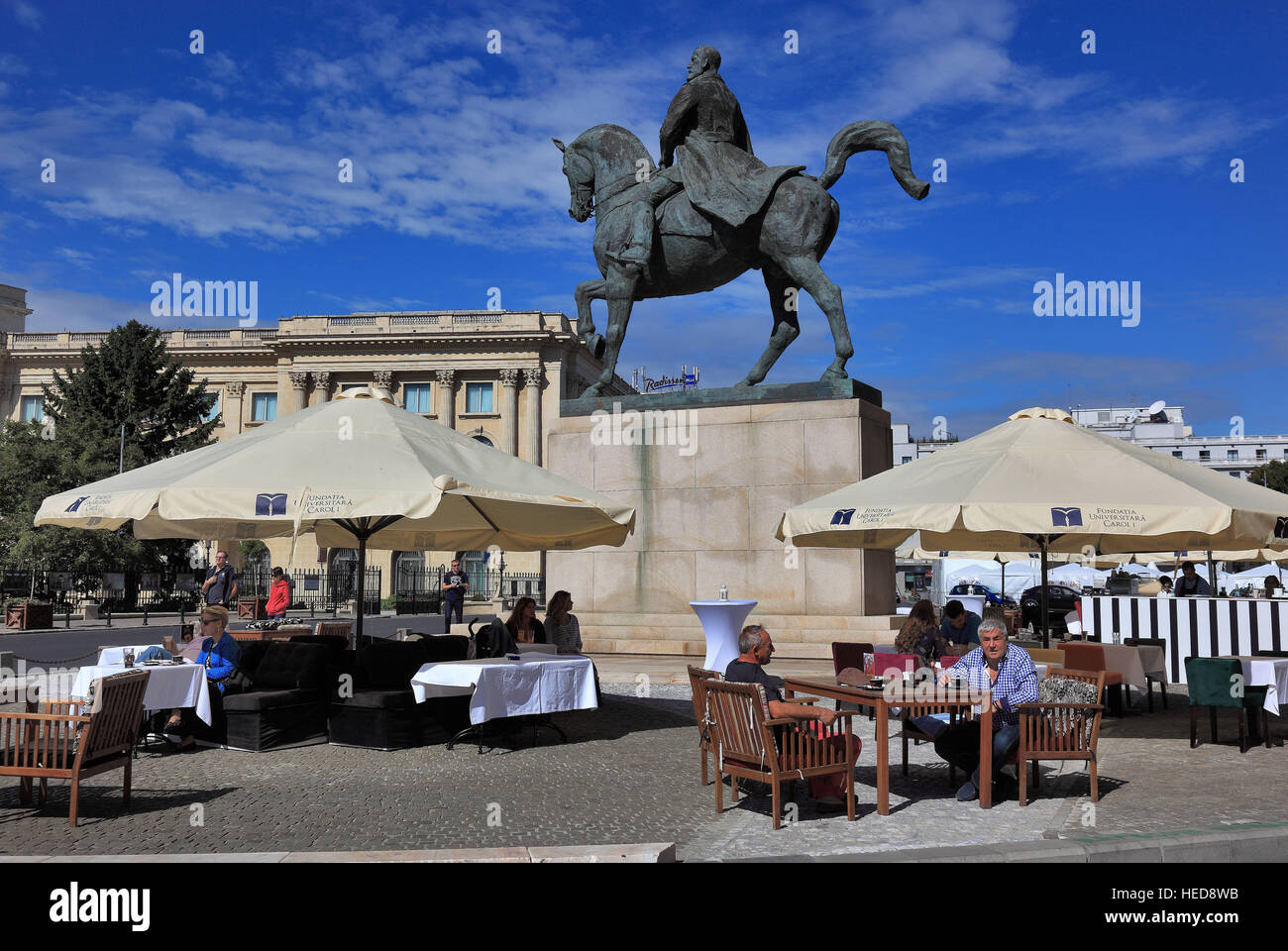 Rumänien, Bukarest, im Zentrum, Reiterstandbild und ein Cafe am Piata Libertati Stock Photo