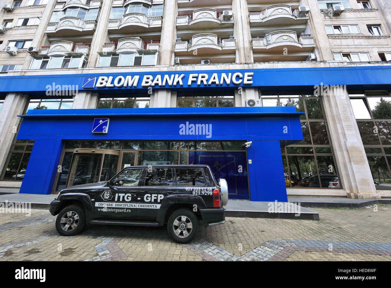Rumänien, Bukarest, Zentrum, Gebäude der Blom Bank France, davor Auto der Sicherheitsfirma Stock Photo