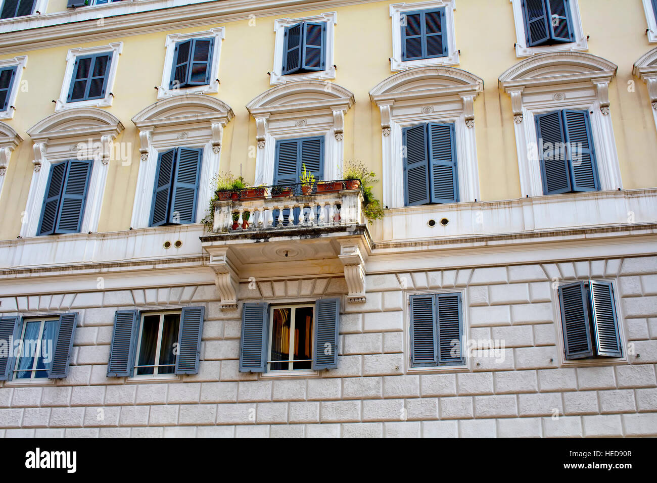 View of a traditional Italian house in Rome Stock Photo - Alamy