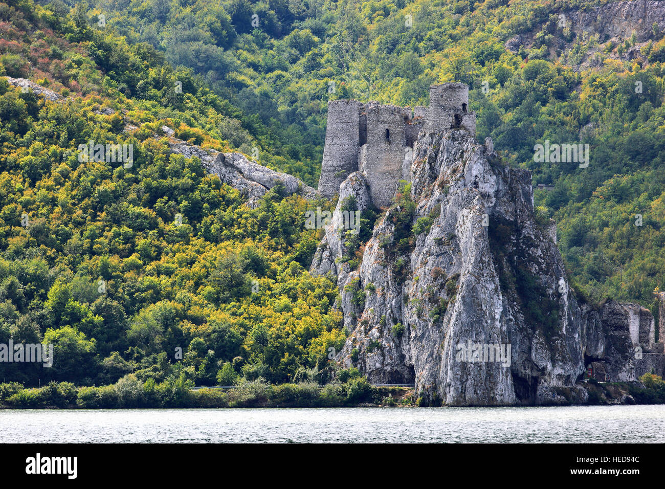 Rumänien, Blick auf die Burg an der Donau auf der serbischen Seite gegenüber von Coronini, Donaulandschaft, Naturpark Eisernes Tor Stock Photo