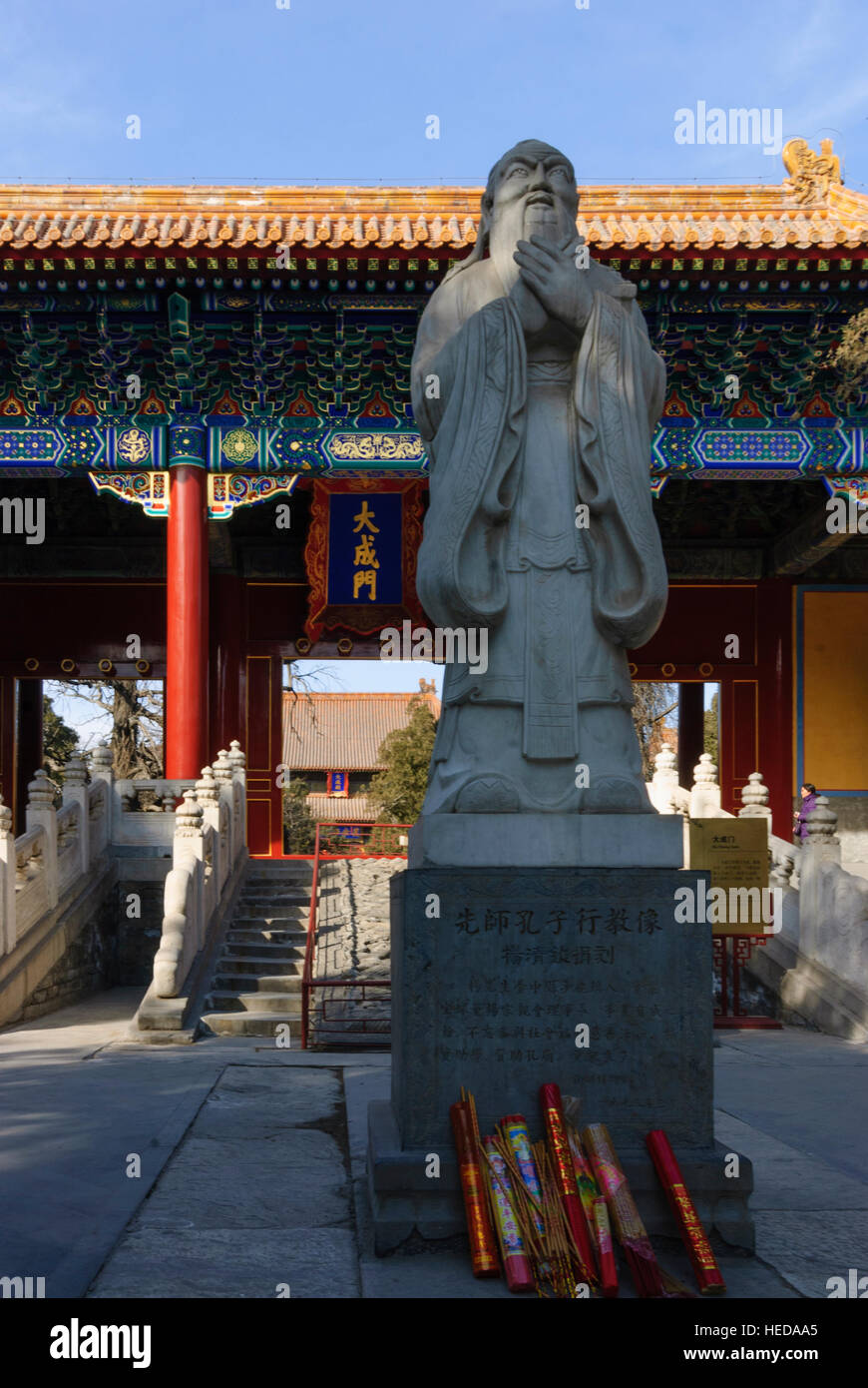 Peking: Confucius temple; Confucius statue in front of the Gate of Great Success, Beijing, China Stock Photo