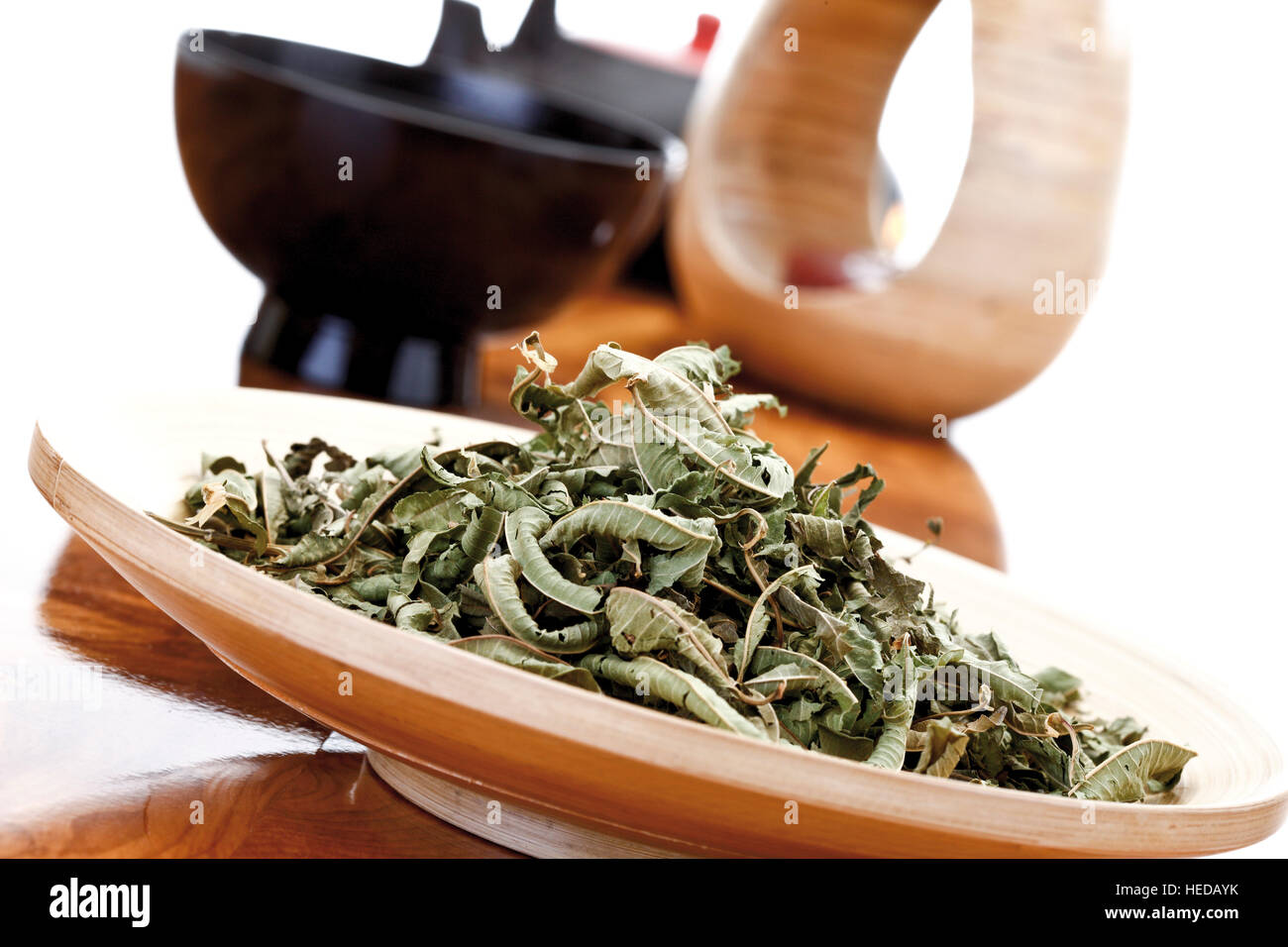 добавляют в чай таблетки.