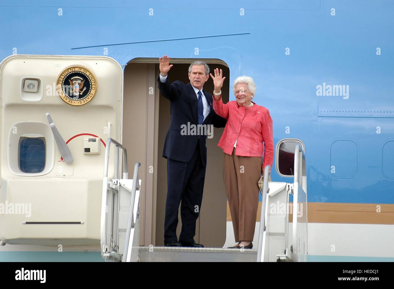 U.S. President George W. Bush and mother Barbara Bush wave goodbye to U.S. soldiers before boarding Air Force One at the Naval Air Station Pensacola March 18, 2005 in Pensacola, Florida. Stock Photo