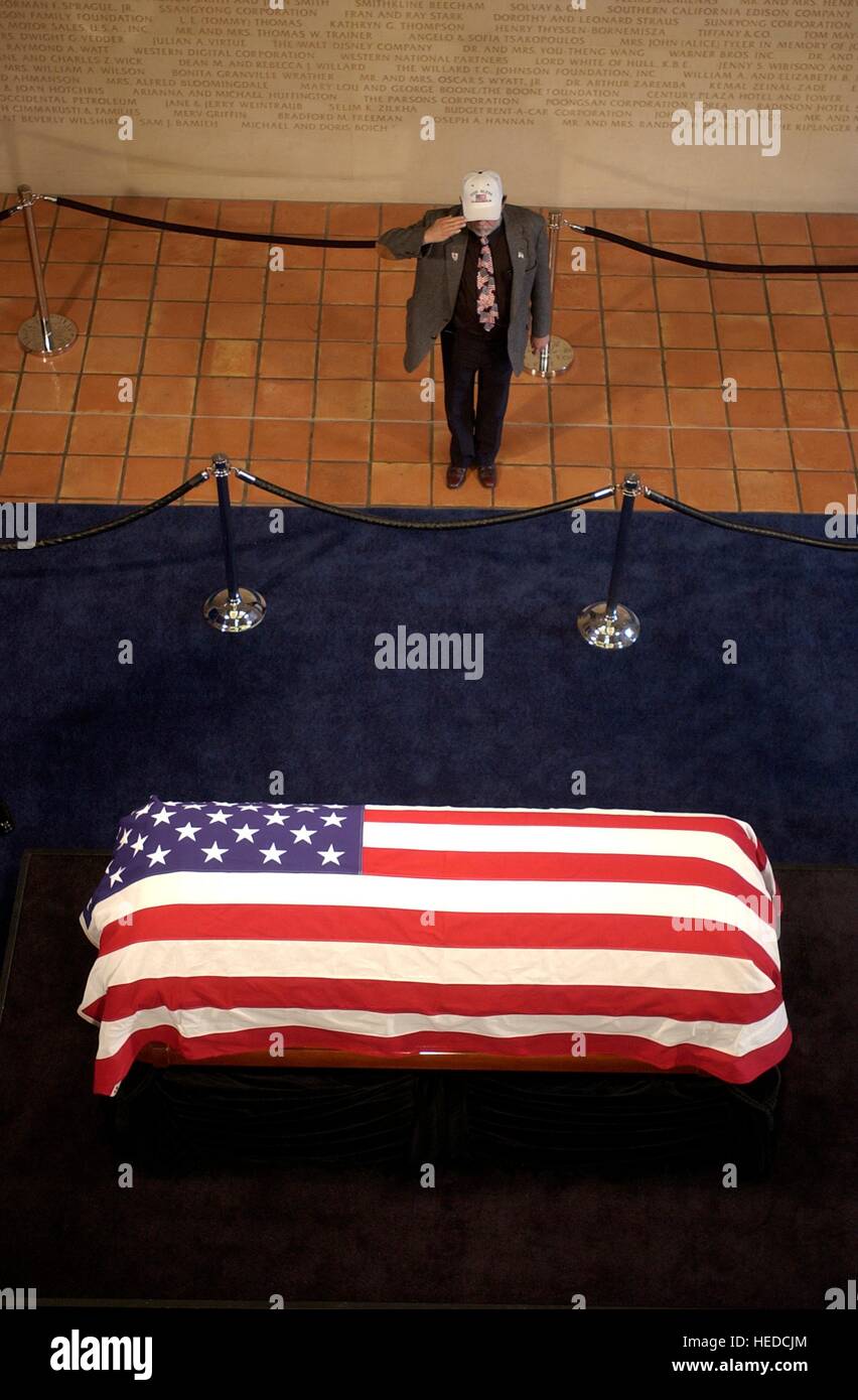 A man salutes the casket casket of former U.S. President Ronald Reagan during a state funeral at the Ronald Reagan Presidential Library rotunda June 7, 2004 in Simi Valley, California. Stock Photo