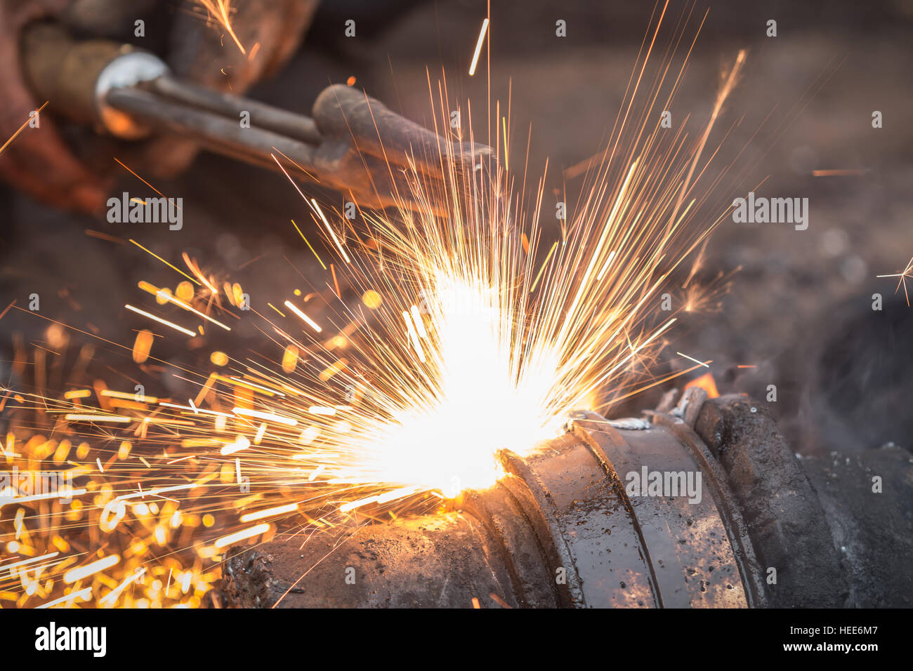 A worker cutting steel using metal torch Stock Photo - Alamy