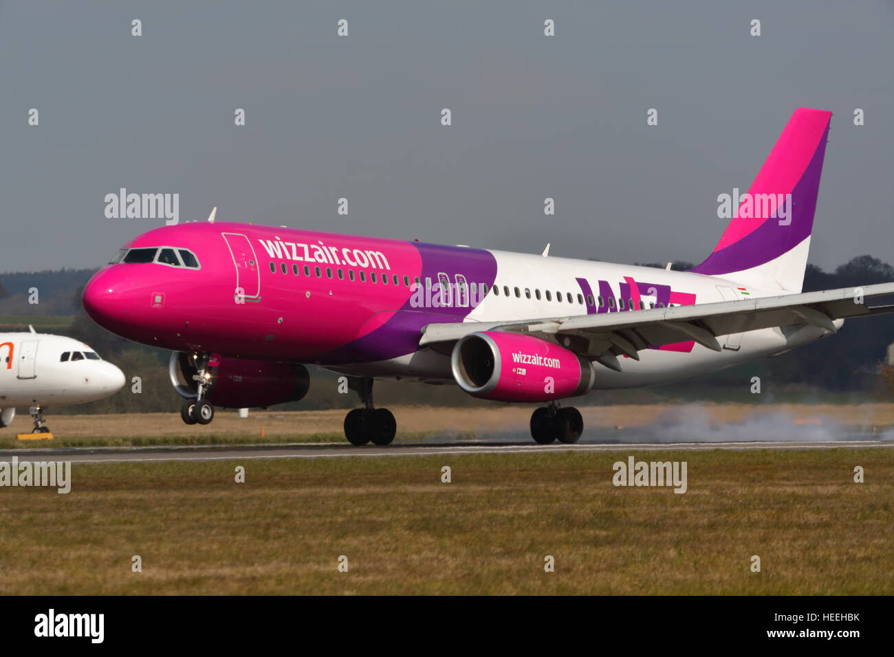 Low-cost airline Wizzair Airbus A320-200 HA-LYP landing at London Luton ...