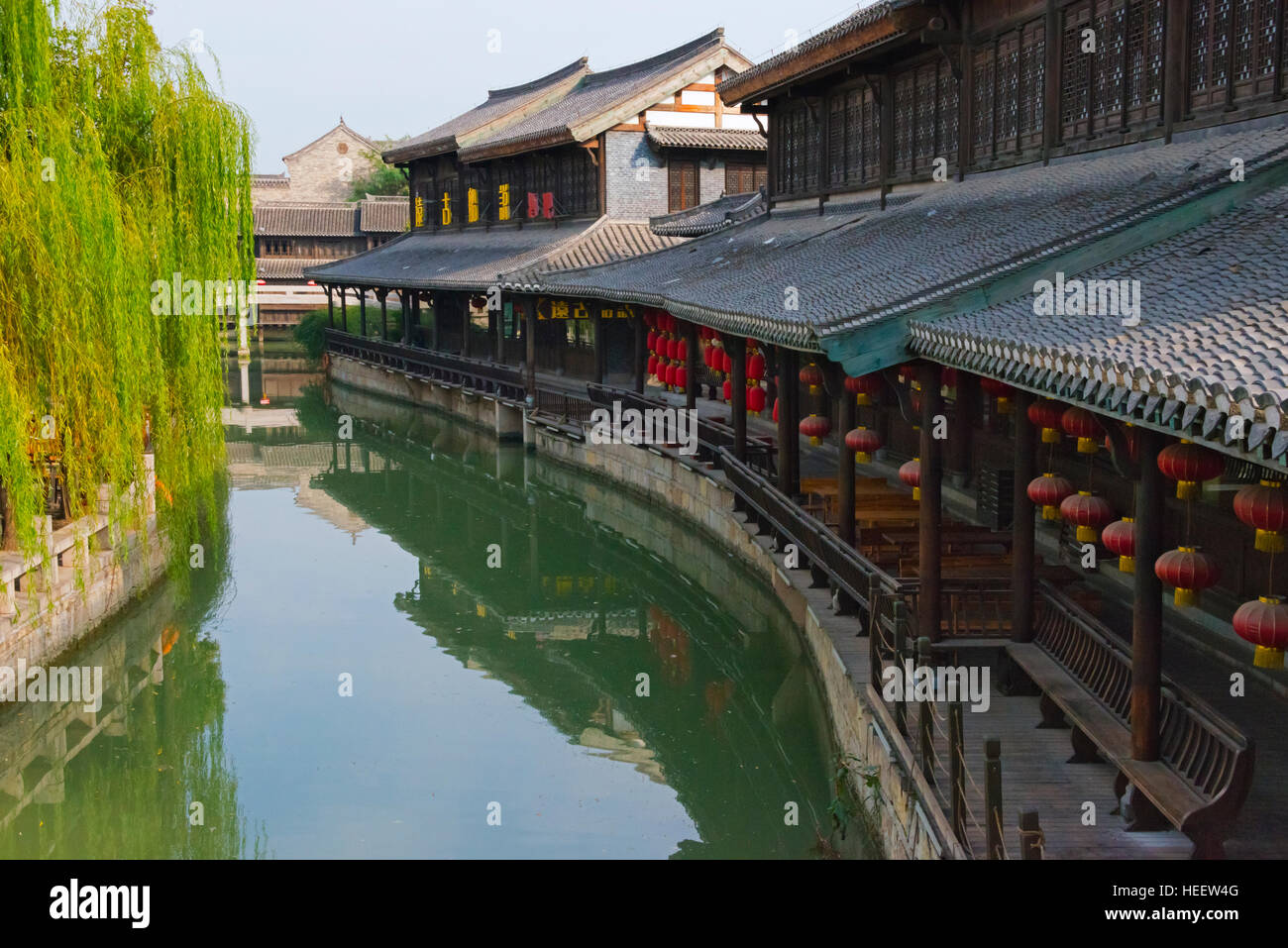Traditional houses along the Grand Canal, Taierzhuang Ancient Town, Shandong Province, China Stock Photo