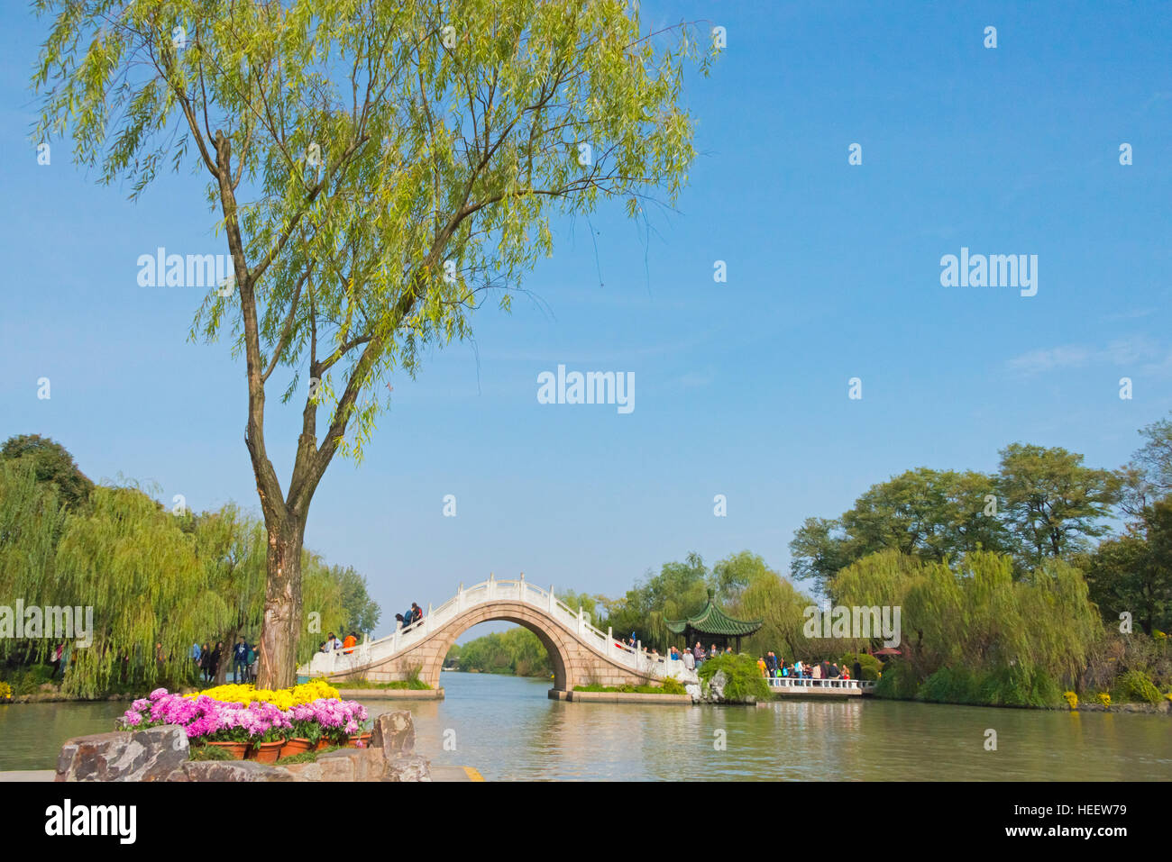 Stone arch bridge on Slim West Lake (Shouxihu), Yangzhou, Jiangsu, China Stock Photo