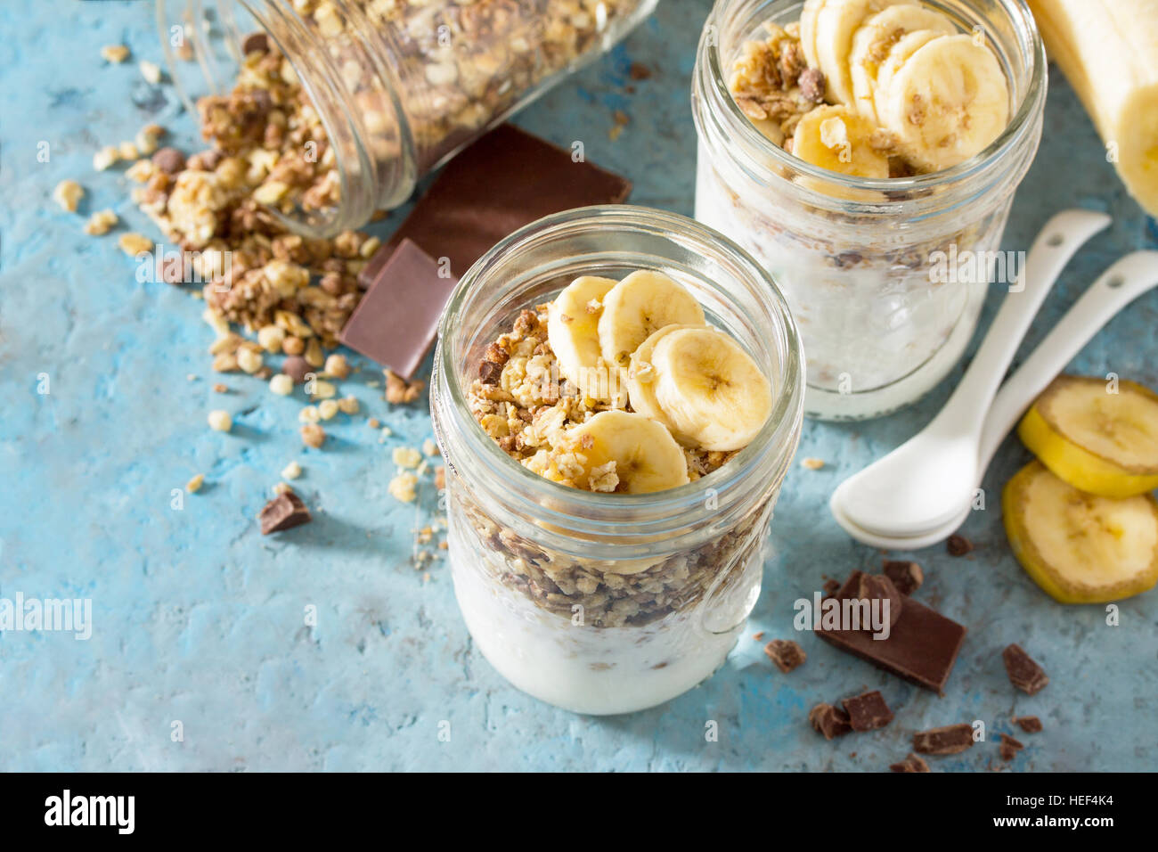 Торт банан овсянка какао. Банановое какао. Карамельная овсянка. Шоколадная овсяная каша. Овсянка в банке с бананом.