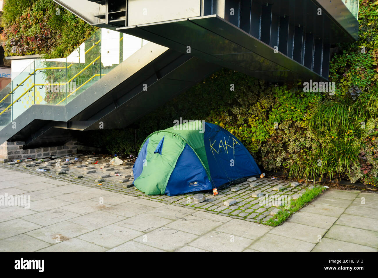Young homeless mans tent pitched close to main road in Manchester City Centre. Stock Photo