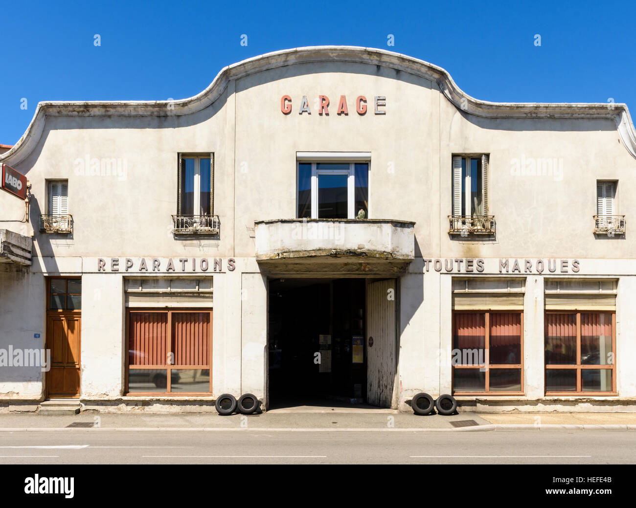Old auto repair shop garage in Tain-l'Hermitage, Drôme, Auvergne-Rhône-Alpes, France Stock Photo