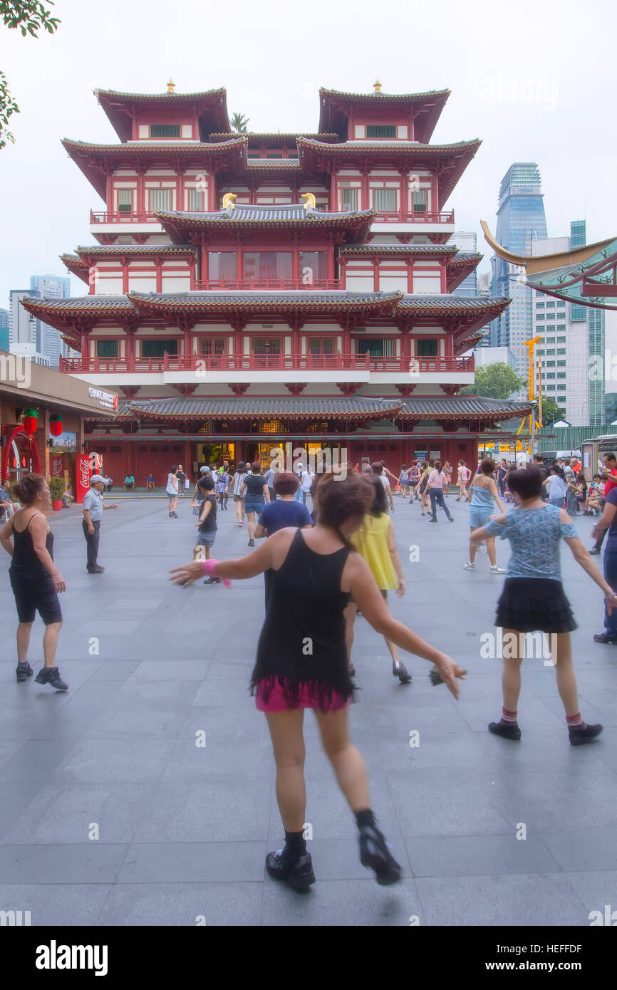 People dancing near the Buddha Tooth Relic Temple in Singapore Stock Photo