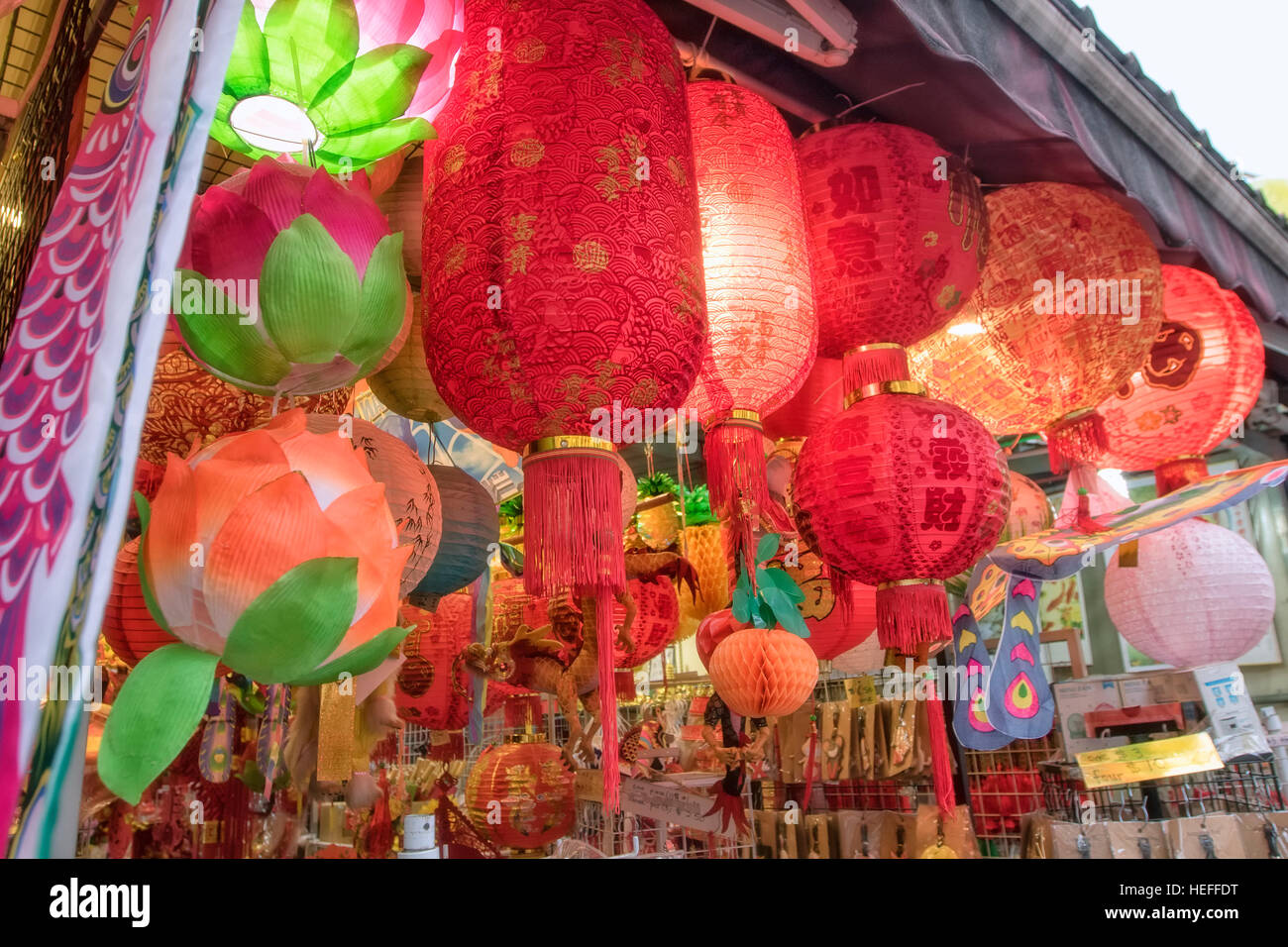 Chinese lantern and shop houses in Chinatown, Singapore Stock Photo