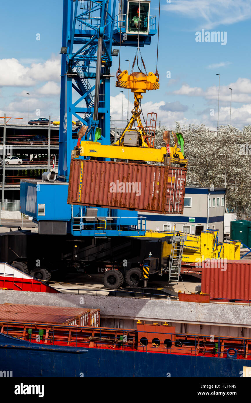Loading container ship Southampton Docks England UK Stock Photo Alamy