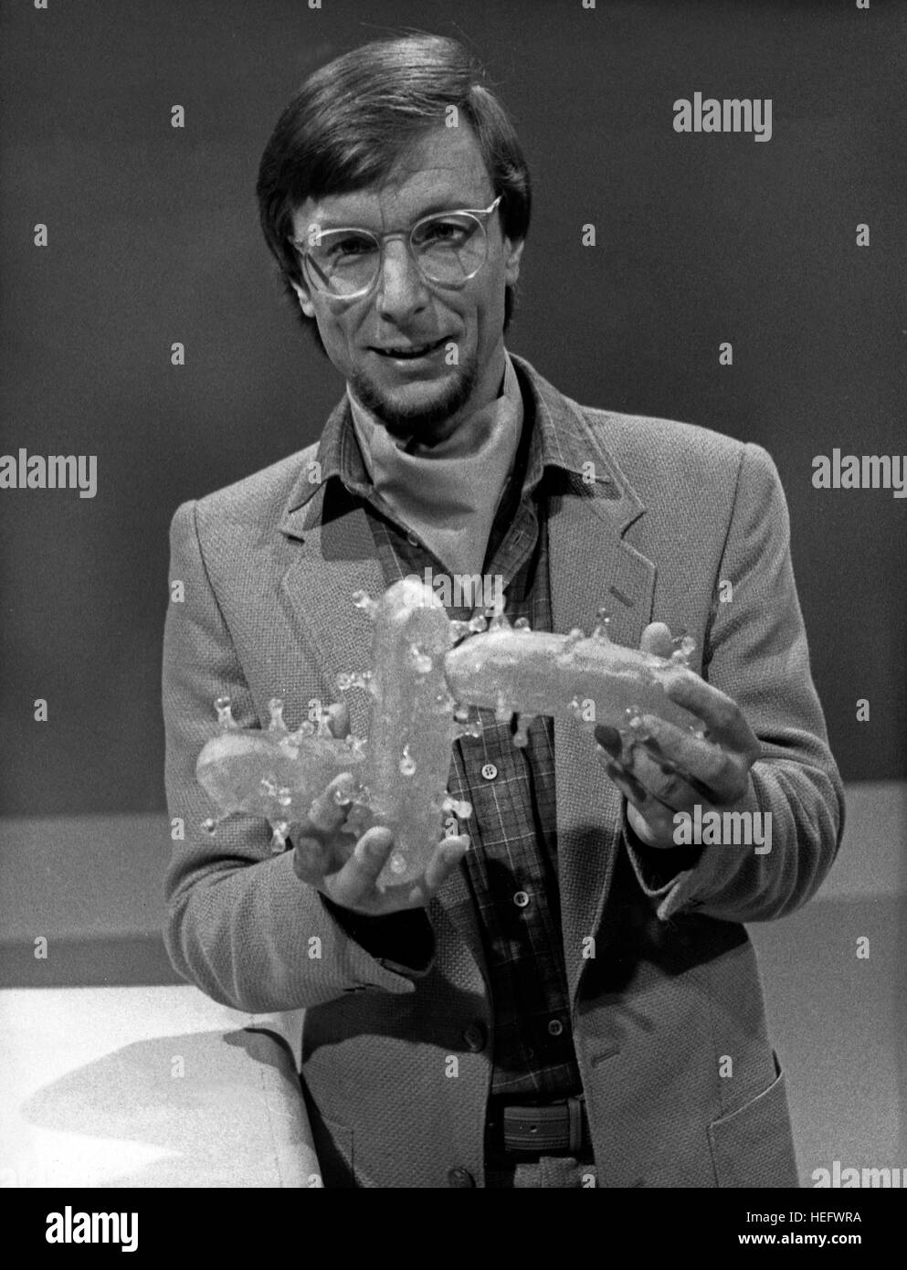 Schach dem Elektronengehirn, Informative Unterhaltungssendung, Deutschland  1979, Moderator Volker Arzt mit dem britischen Schachgroßmeister Daniel  Levy im Studio Stock Photo - Alamy