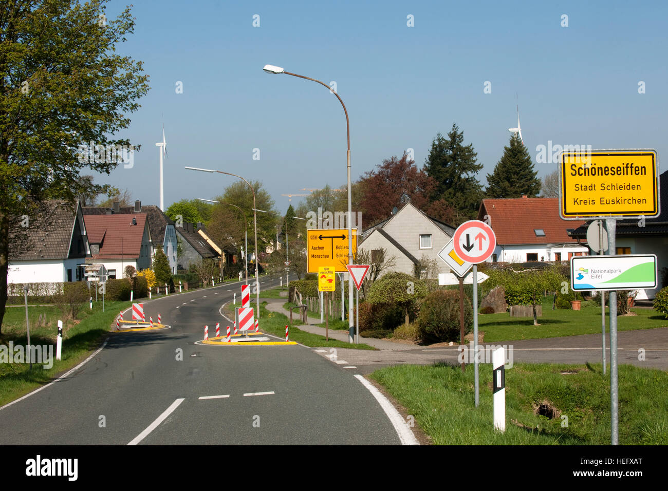 Deutschland, Nordrhein-Westfalen, Kreis Euskirchen, Stadt Schleiden, Schöneseiffen, Ortseinfahrt Stock Photo