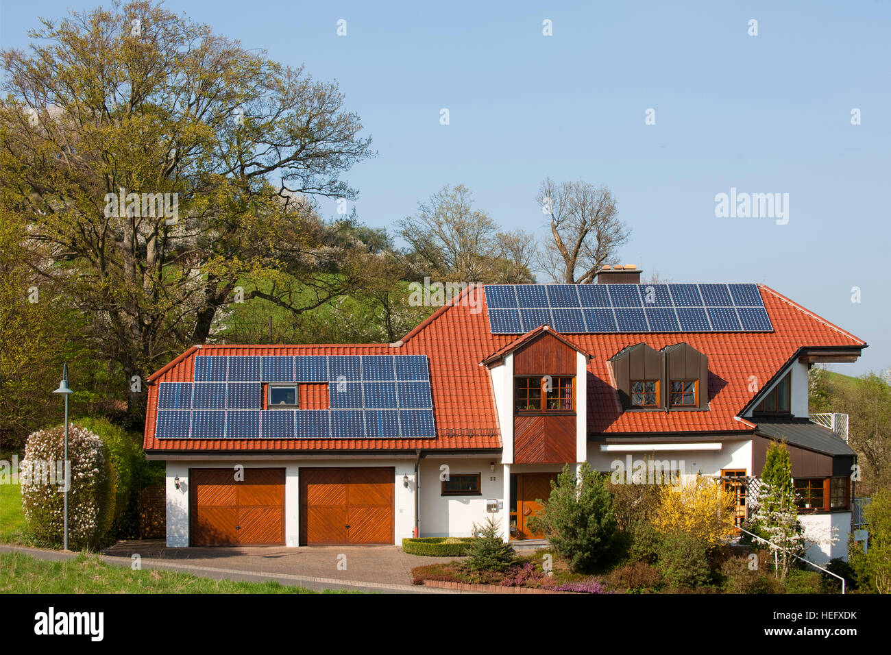 Deutschland, Nordrhein-Westfalen, Kreis Euskirchen, Stadt Schleiden, Haus mit Solarenergieanlage. Stock Photo