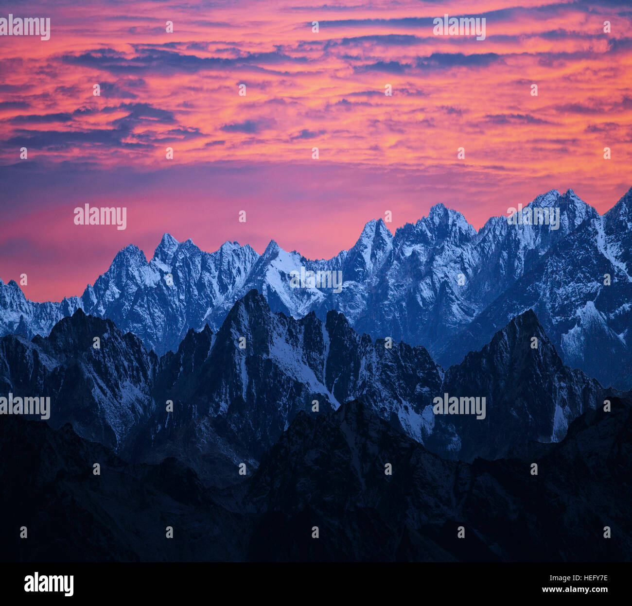 Snow mountain ranges hi-res stock photography and images - Alamy