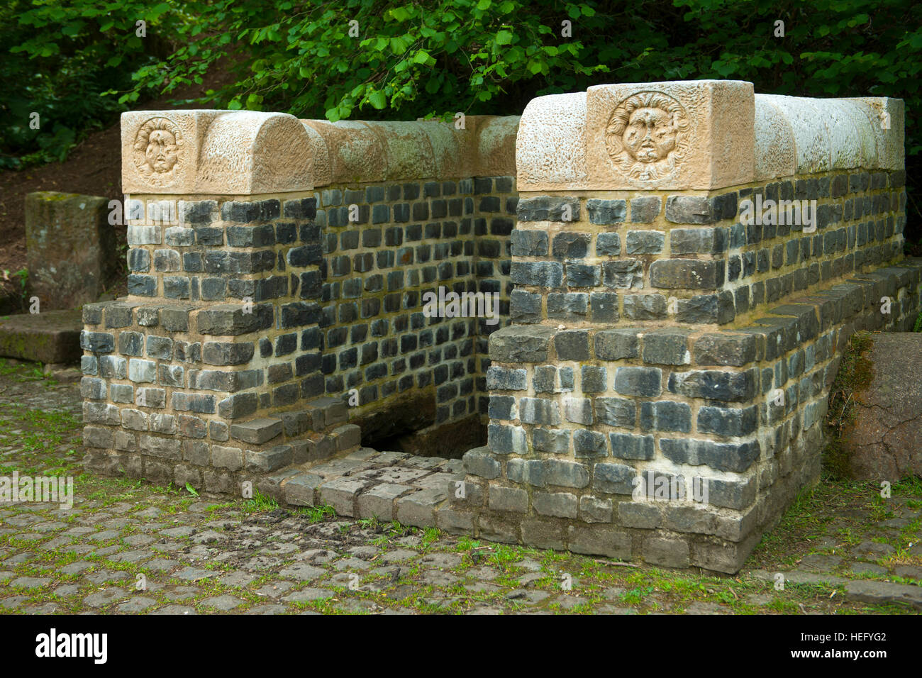 Deutschland, Nordrhein-Westfalen, Kreis Euskirchen, Nettersheim, Quellfassung "Grüner Pütz" im Urfttal. Hier beginnt die römische Eifelwasserleitung, Stock Photo