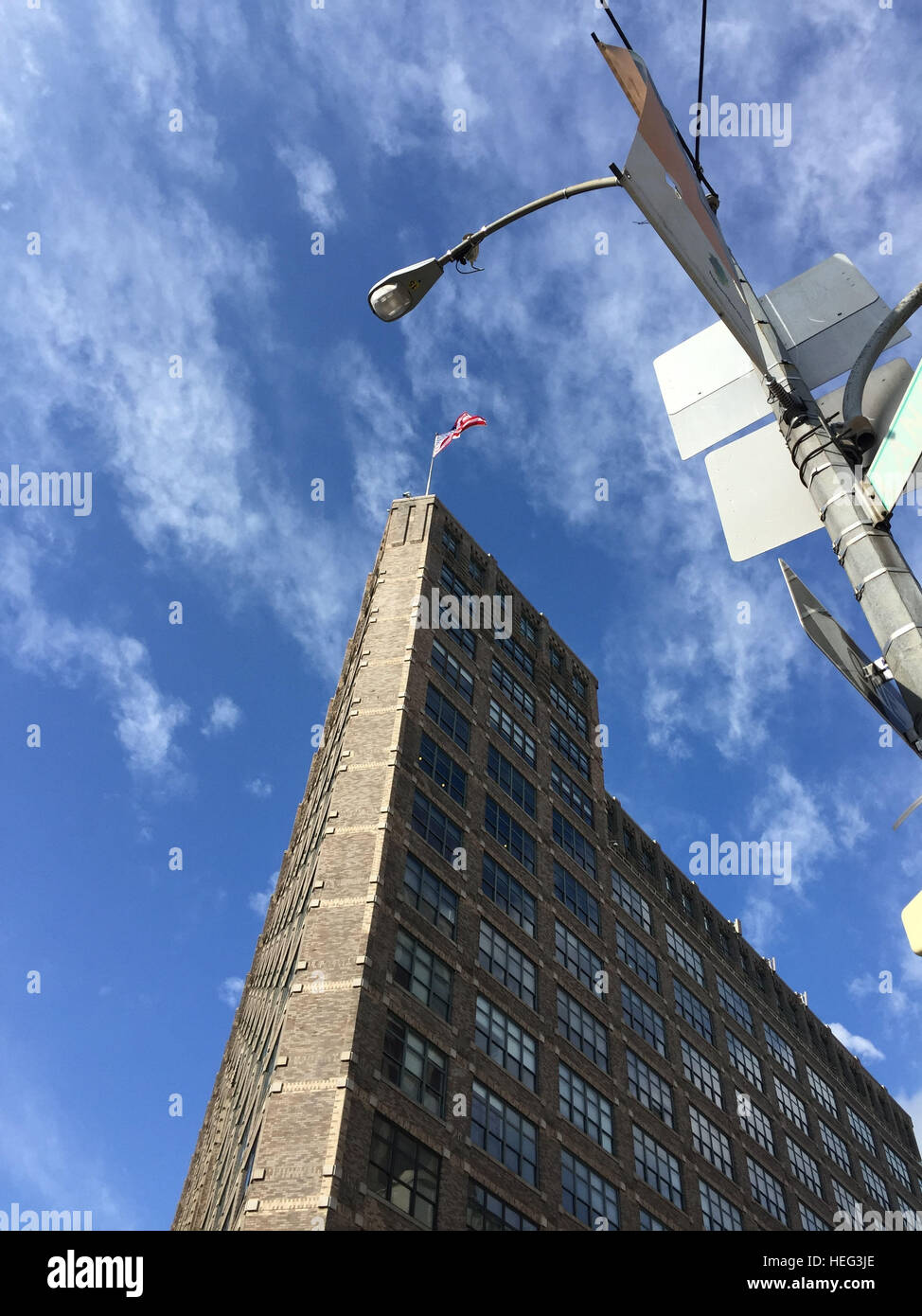 BacksteingebÃ¤ude mit US-Flagge in New York City Stock Photo