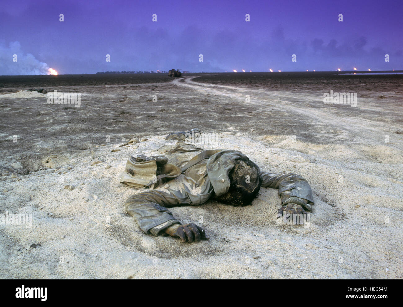 War Of The Dead Dead Iraqi soldier at the end of Gulf War, Kuwait desert. Kuwait Stock