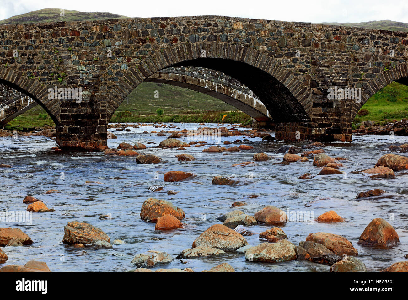 Schottland, die Inneren Hebriden, Isle of Skye, Landschaft bei der Sligachan, Brücke über den Fluss, Bach Sligachan, alte Steinbrücke Stock Photo