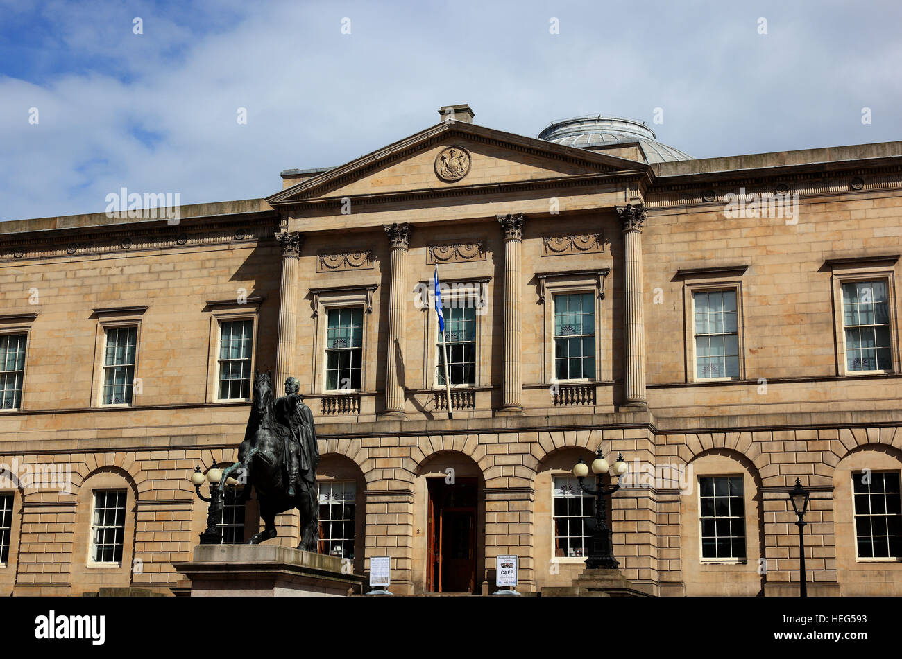 Schottland, Edinburgh, General Register House in der Princes Street, davor die Statue des Duke of Wellington, General Register Office for Scotland Stock Photo