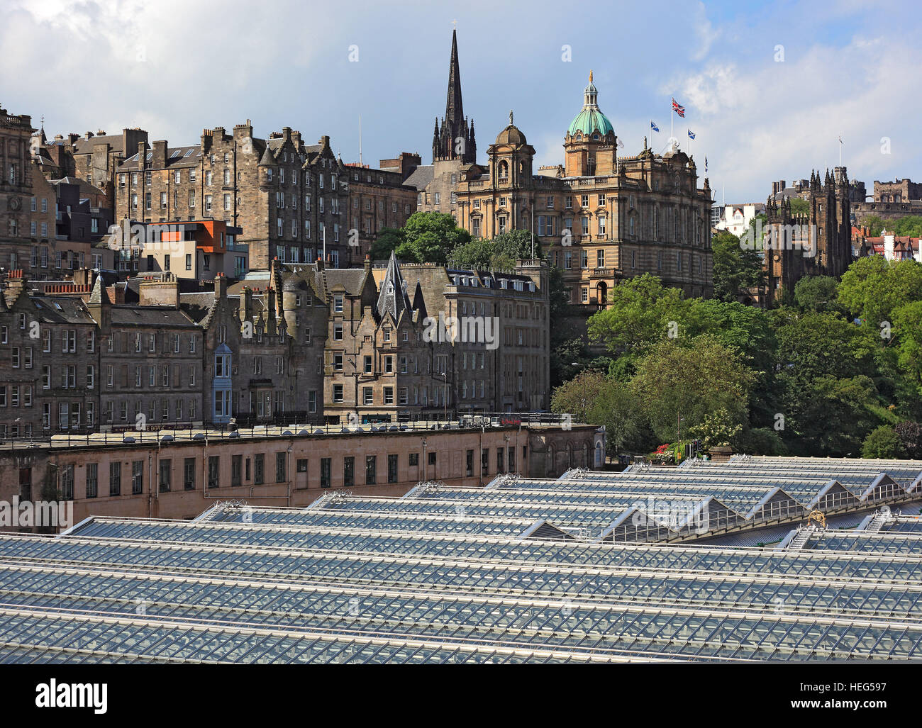 Schottland, Edinburgh, Blick auf die Altstadt und die Burg, davor der Waverly Station, Hauptbahnhof Stock Photo