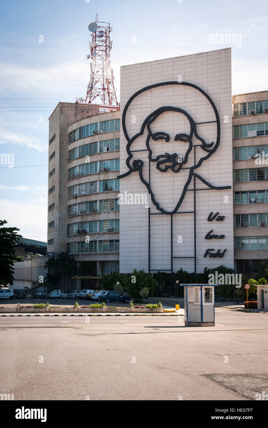 Camilo Cienfuegos Konterfei an Fassade des Informationsministeriums, Revolutionsplatz, Havanna, Kuba Stock Photo