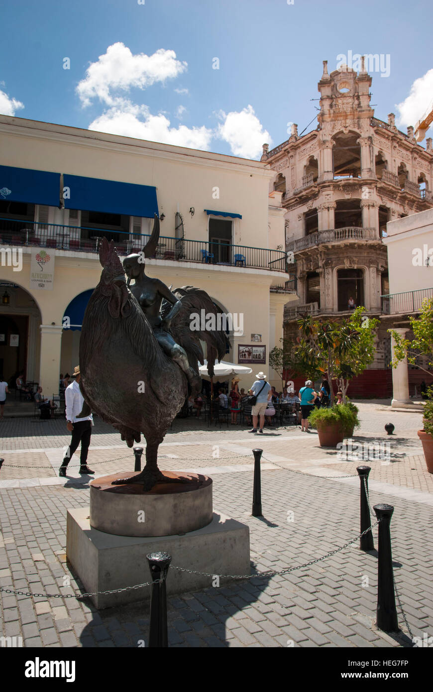 Skulptur 'Viaje Fantástico' des kubanischen Künstlers Roberto Fabelo, Plaza Vieja in der Altstadt Havannas, Kuba Stock Photo
