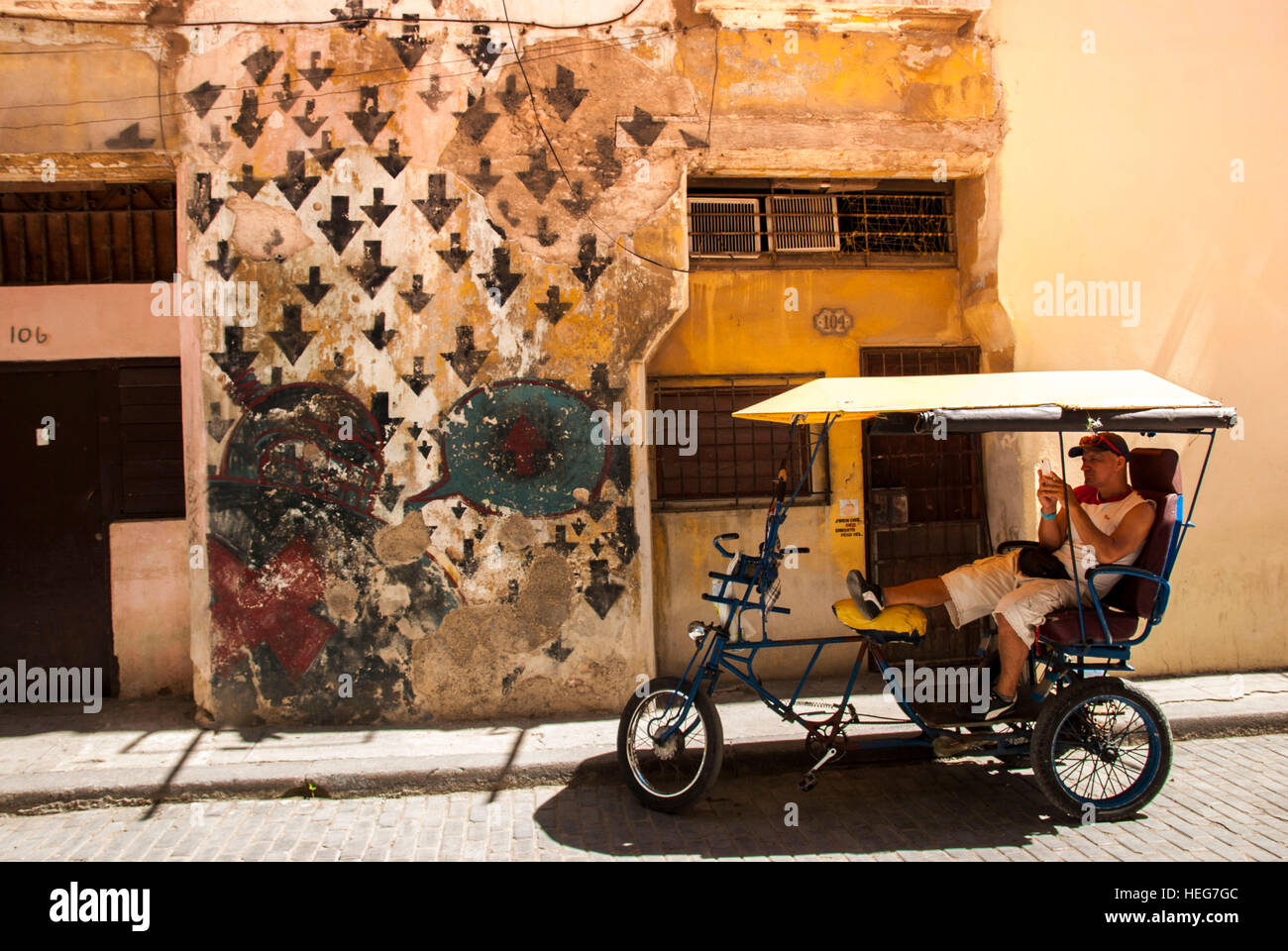 Riksha-Fahrer macht Pause, Streetart, Altstadt, Havanna, Kuba Stock Photo