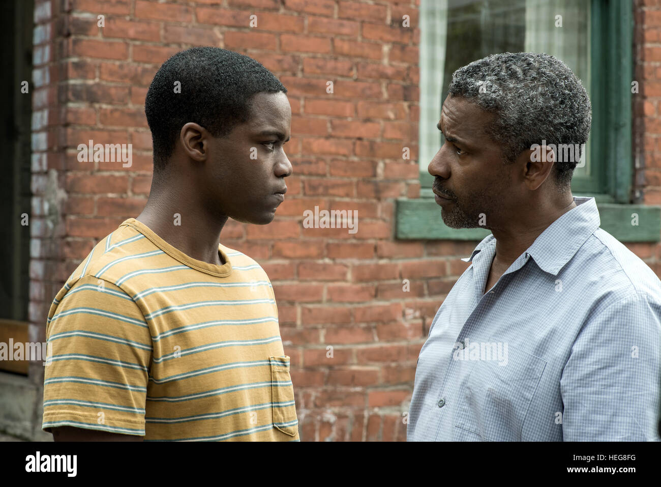 RELEASE DATE: December 25, 2016 TITLE: Fences STUDIO: Paramount Pictures DIRECTOR: Denzel Washington PLOT: An African American father struggles with race relations in the United States while trying to raise his family in the 1950s and coming to terms with the events of his life STARRING: Jovan Adepo as Cory, Denzel Washington as Troy (Credit: © Paramount Pictures/Entertainment Pictures) Stock Photo