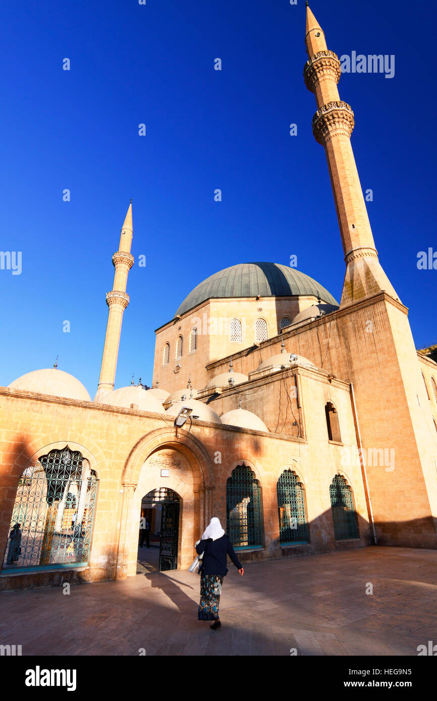 Woman with hejab entering the Mevlid-i Halil Camii mosque of the Degah complex by the Golbasi area of Urfa where is the cave in which legend has it th Stock Photo