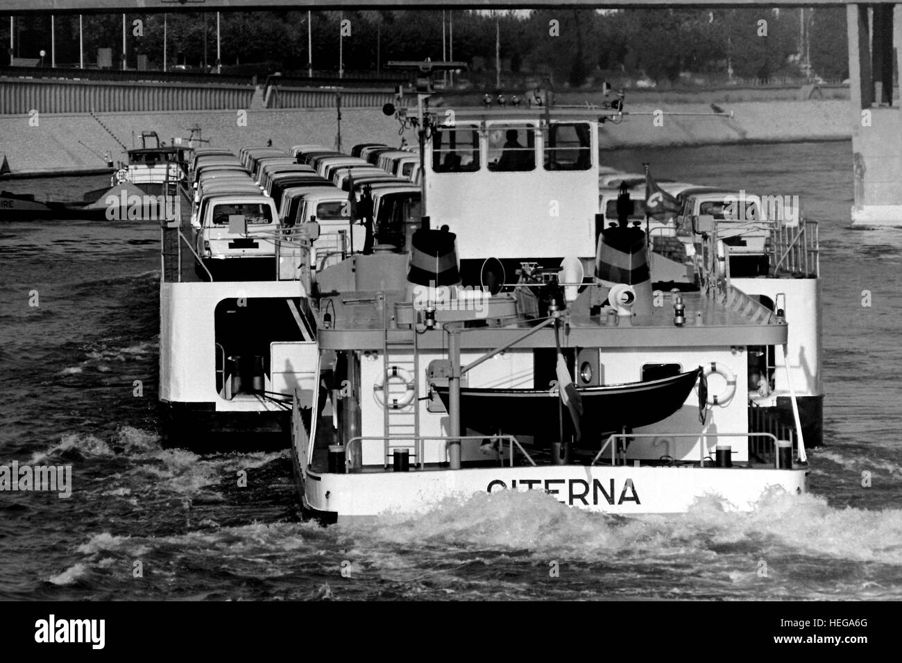 AJAXNETPHOTO. 1971. RIVER SEINE, FRANCE. - CAR TRANSPORTER - CITERNA CAR TRANSPORTER PUSHER-BARGE WITH A FULL LOAD OF RENAULT CARS FROM THE ILE SEGUIN FACTORY AT BOULOGNE-BILLANCOURT ON ITS WAY NORTH TO THE FLINS (AUBERGENVILLE) FACTORY.  PHOTO:JONATHAN EASTLAND/AJAX  REF:151204 162 Stock Photo