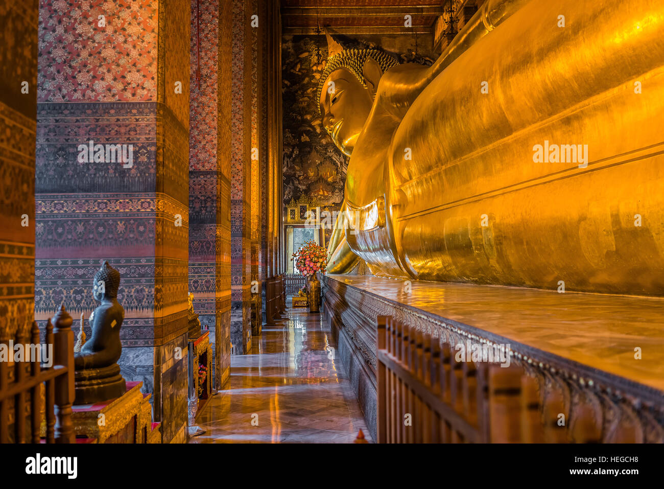 reclining buddha Wat Pho temple Bangkok Thailand Stock Photo - Alamy