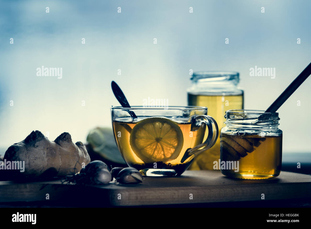 Natural medicines against flue and cold. Honey, lemon and garlic