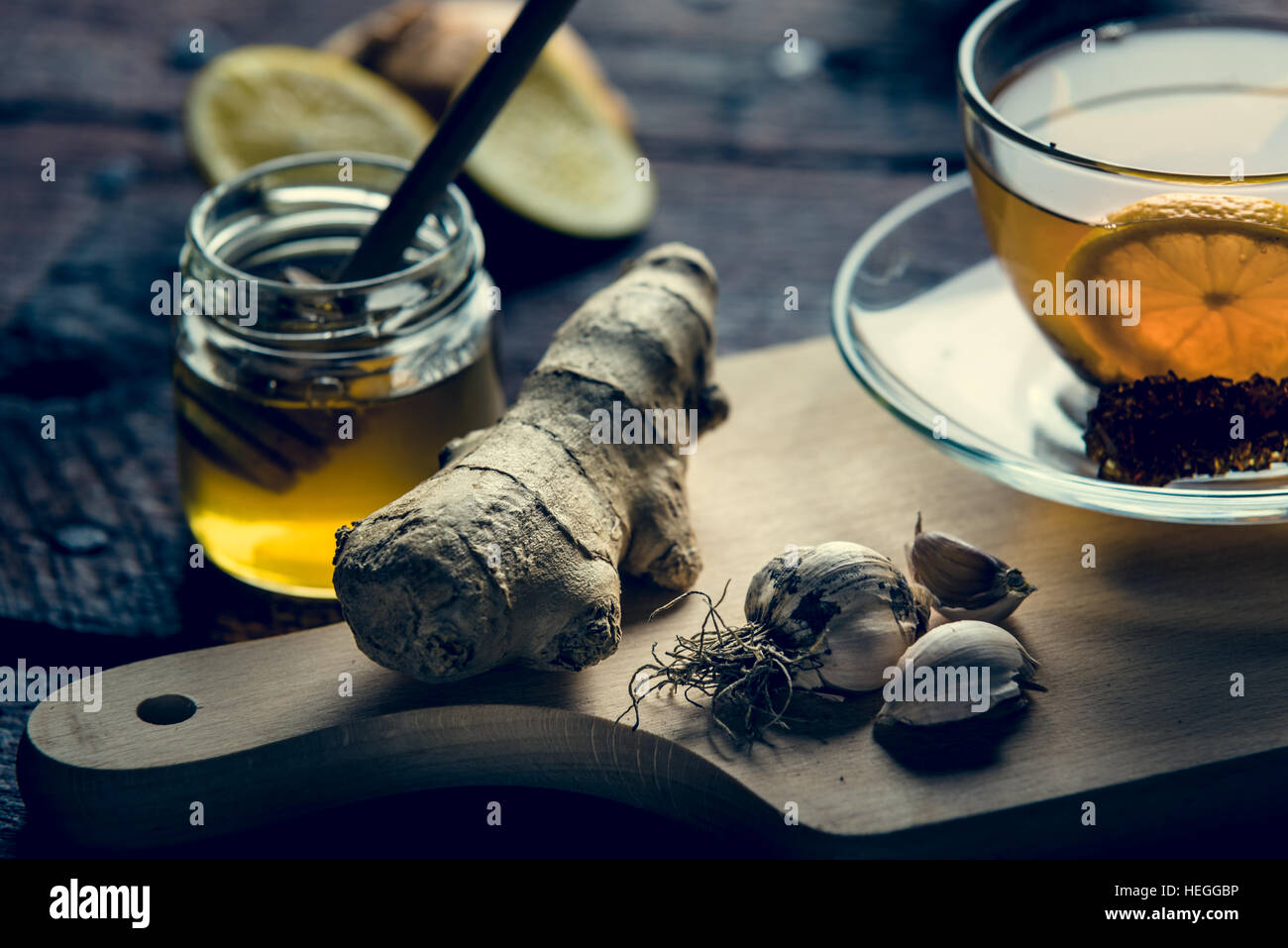 Natural medicines against flue and cold. Honey, lemon and garlic