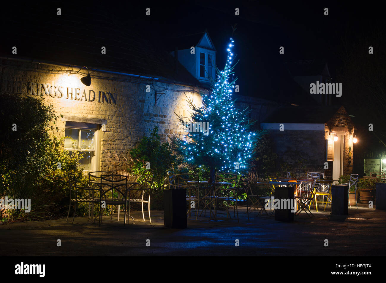 Kings Head Inn Christmas tree and lights. Bledington, Cotswolds, Gloucestershire, England Stock Photo