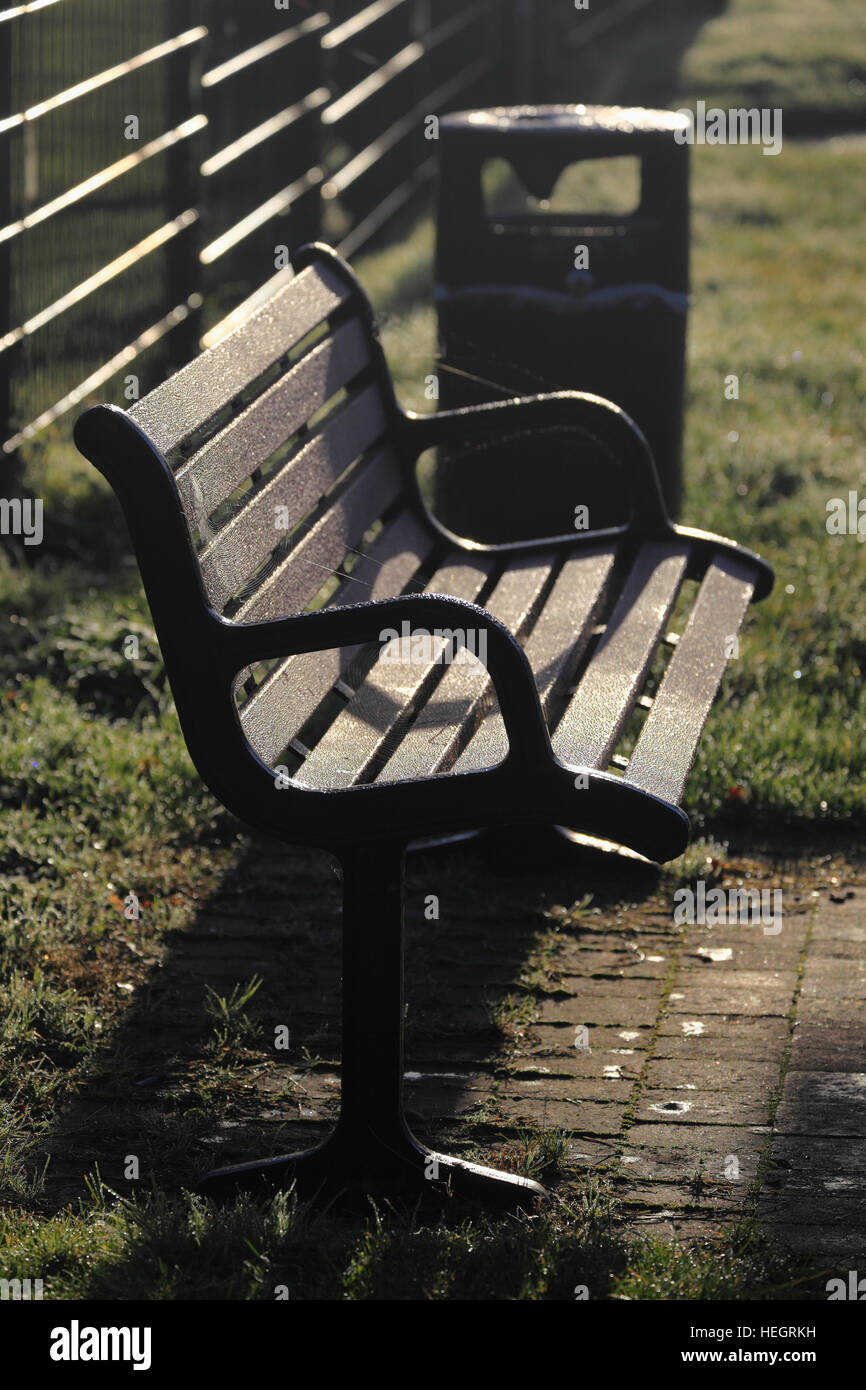 Litter bin park hi-res stock photography and images - Alamy